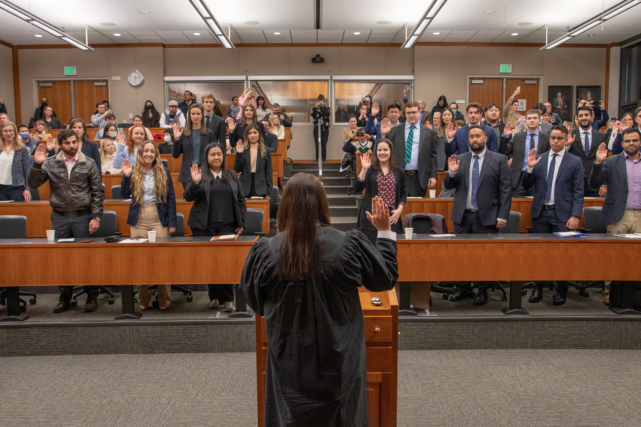 Judge Ana de Alba administers the federal oath at the 2022 Swearing-in Ceremony at King Hall.