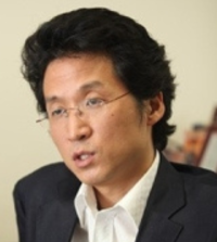 Professor Kyung Sin Park speaking to an audience.